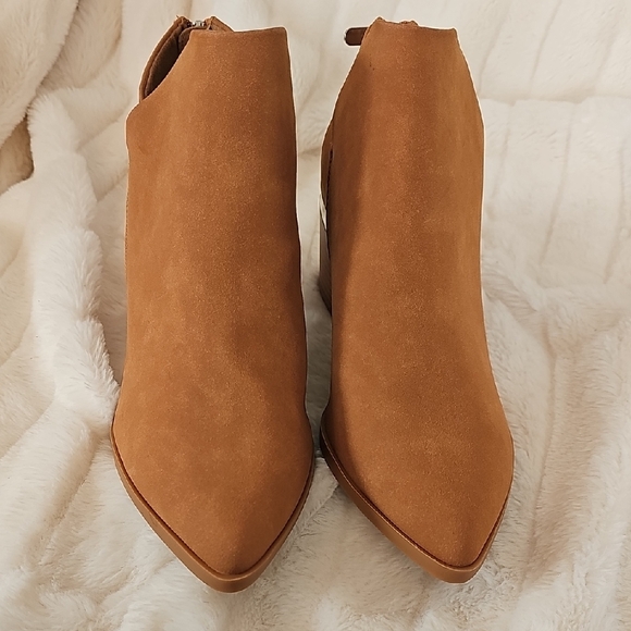 Elegant Tan Ankle Boots with Silver Detail - Picture 2 of 8